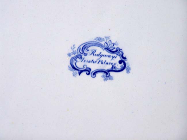 An early 19th century English Staffordshire Porcelain 'Well and Tree' pattern serving platter by Ridgway circa 1820. — image 3